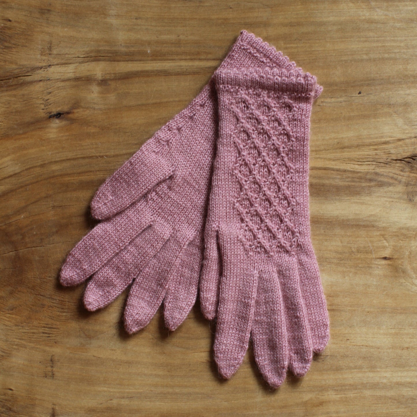 Rokām adīti vecrozā pirkstaiņi ar mežģīņu rombiņu rakstu plaukstas virspusē (INVA 38)