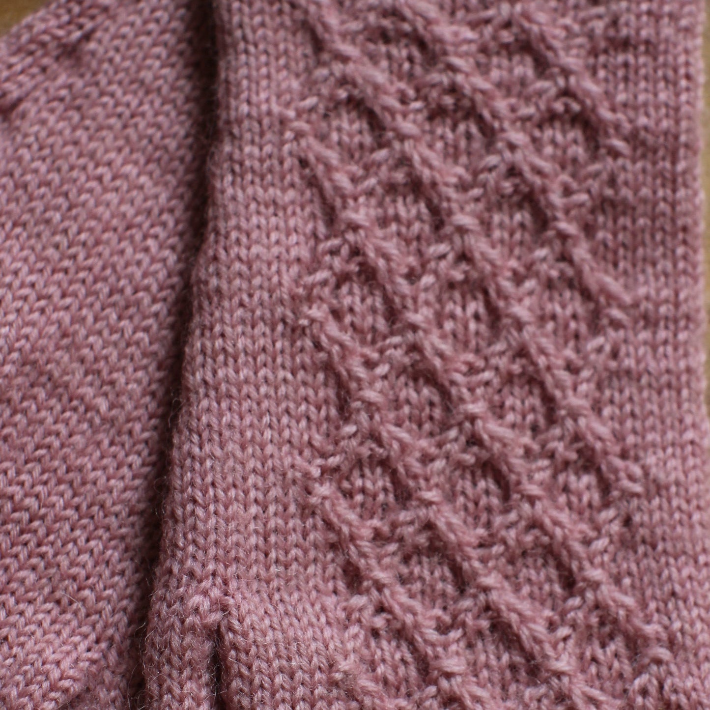 Rokām adīti vecrozā pirkstaiņi ar mežģīņu rombiņu rakstu plaukstas virspusē (INVA 38)