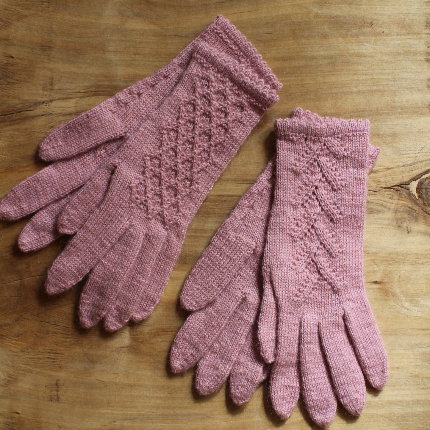 Rokām adīti vecrozā pirkstaiņi ar mežģīņu rombiņu rakstu plaukstas virspusē (INVA 38)