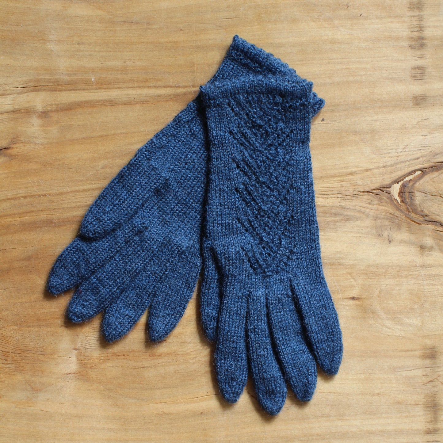 Rokām adīti zili pirkstaiņi ar mežģīņu skujiņas rakstu plaukstas virspusē (INVA 39)