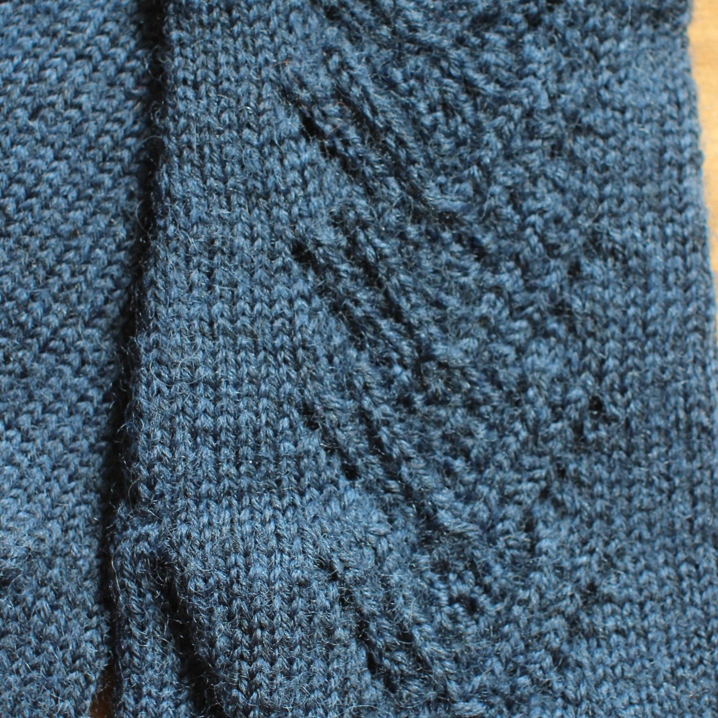 Rokām adīti zili pirkstaiņi ar mežģīņu skujiņas rakstu plaukstas virspusē (INVA 39)