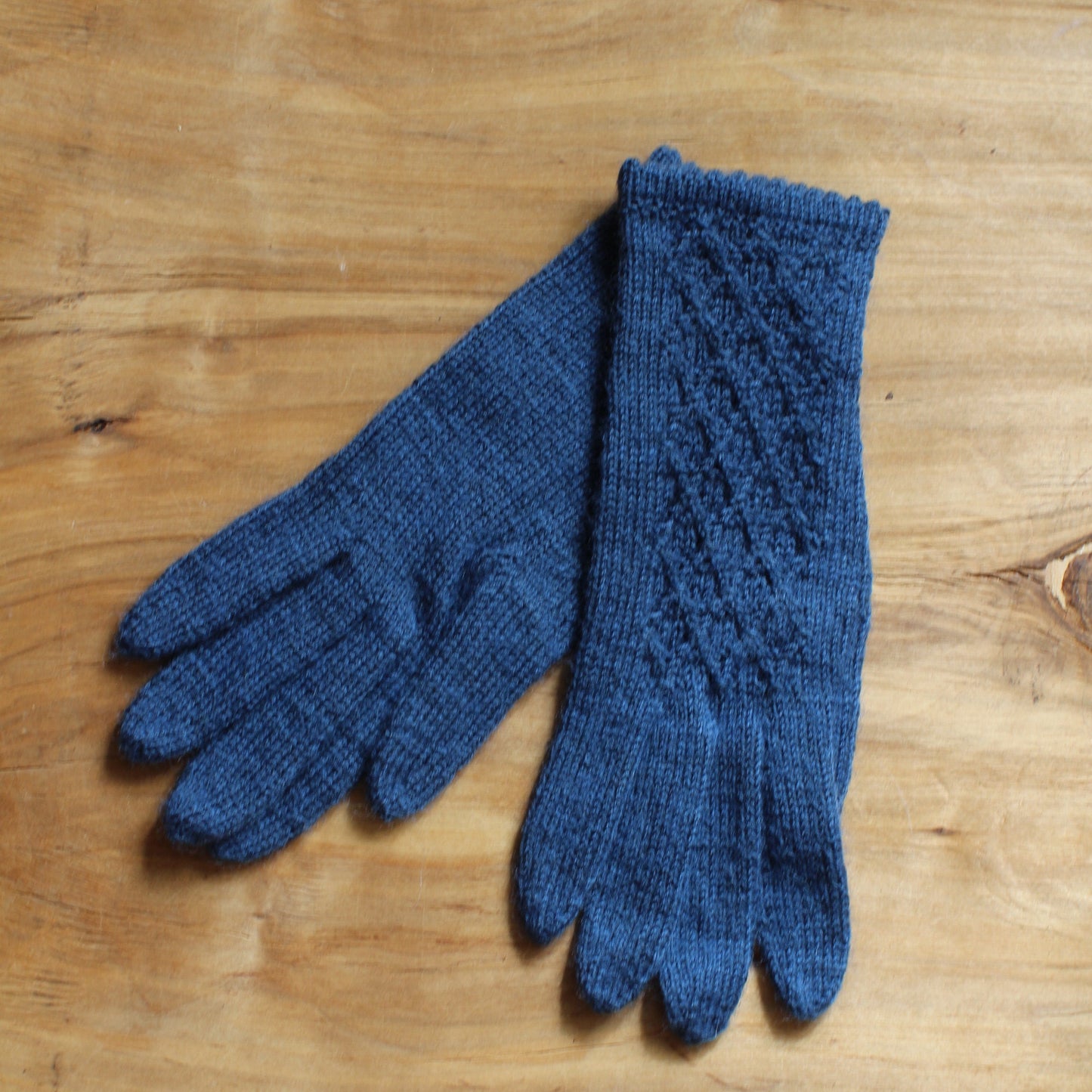 Rokām adīti zili pirkstaiņi ar mežģīņu rombiņu rakstu plaukstas virspusē (INVA 40)