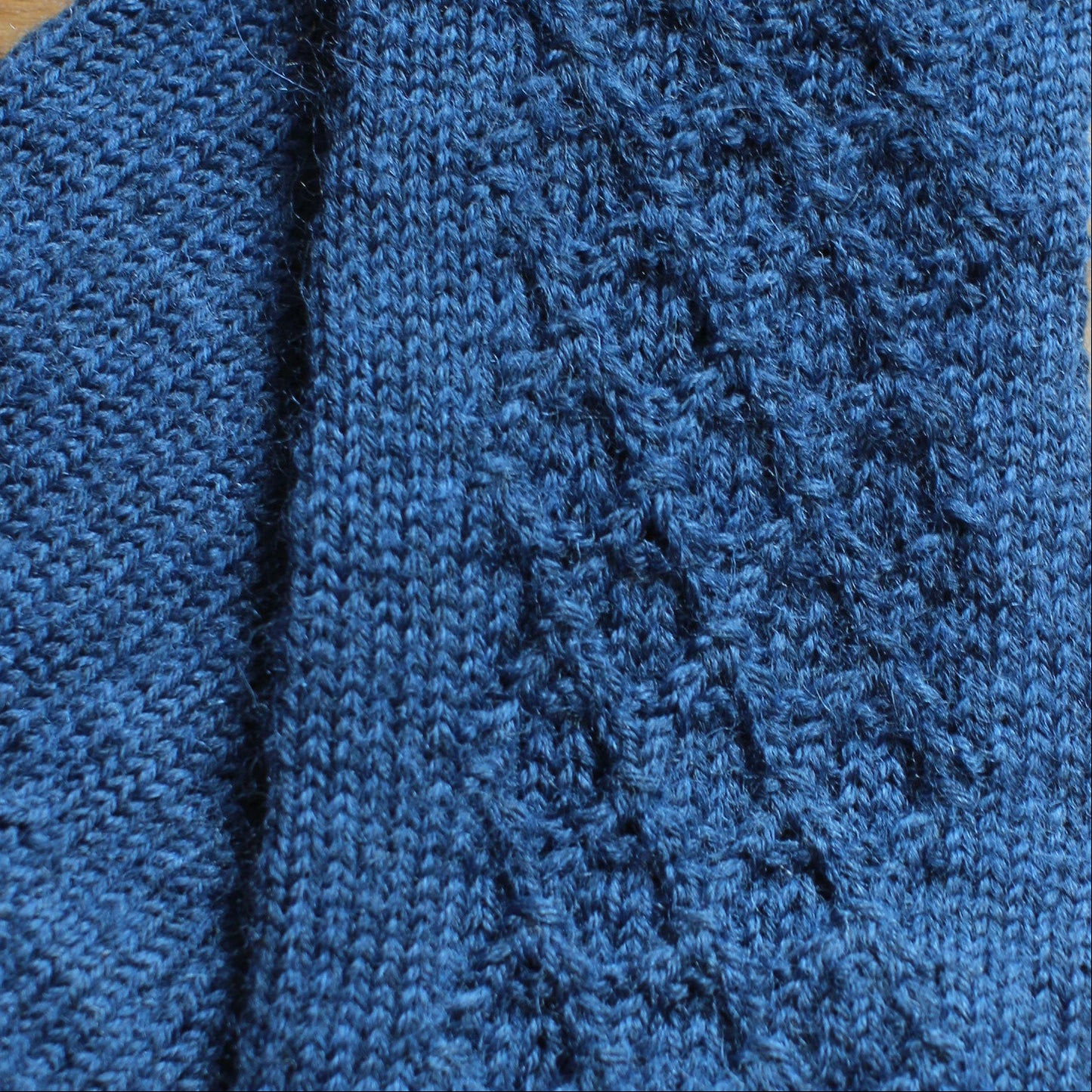 Rokām adīti zili pirkstaiņi ar mežģīņu rombiņu rakstu plaukstas virspusē (INVA 40)