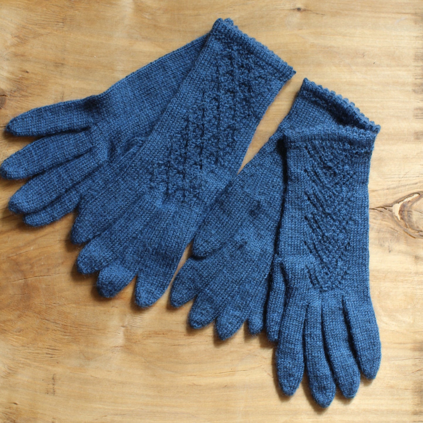 Rokām adīti zili pirkstaiņi ar mežģīņu rombiņu rakstu plaukstas virspusē (INVA 40)