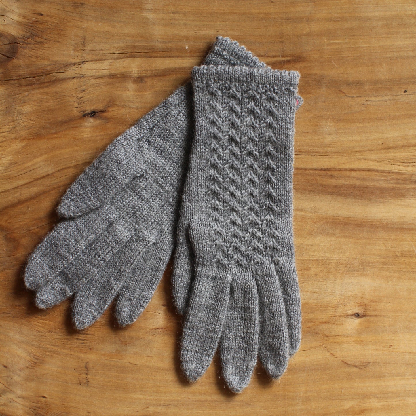 Rokām adīti gaiši pelēki pirkstaiņi ar skujiņas rakstu plaukstas virspusē (INVA 41)