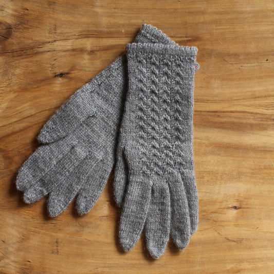 Rokām adīti gaiši pelēki pirkstaiņi ar skujiņas rakstu plaukstas virspusē (INVA 41)