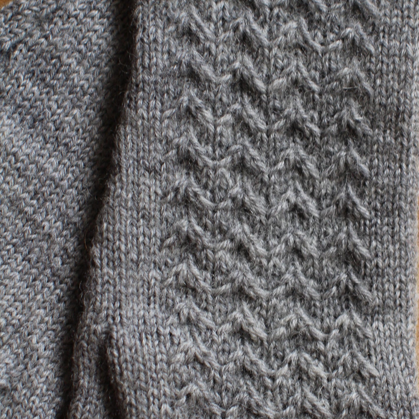 Rokām adīti gaiši pelēki pirkstaiņi ar skujiņas rakstu plaukstas virspusē (INVA 41)