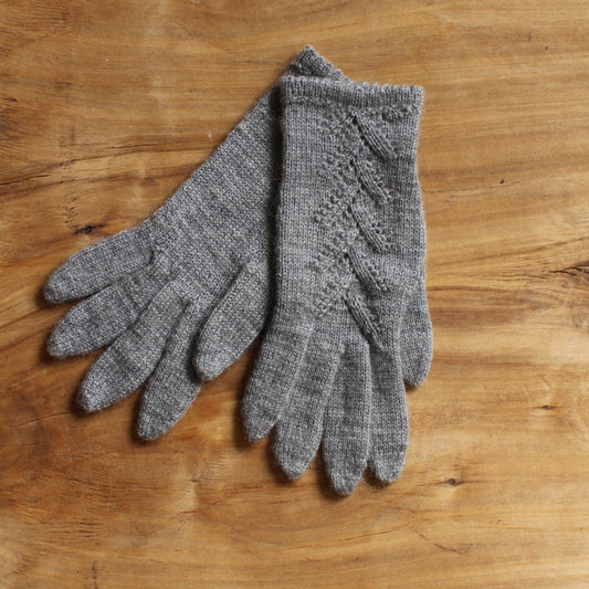 Rokām adīti gaiši pelēki pirkstaiņi ar mežģīņu skujiņas rakstu plaukstas virspusē (INVA 42)