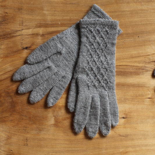 Rokām adīti gaiši pelēki pirkstaiņi ar lielāku rombiņu rakstu plaukstas virspusē (INVA 44)