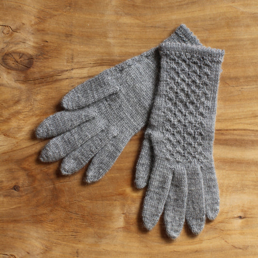 Rokām adīti gaiši pelēki pirkstaiņi ar rombiņu rakstu plaukstas virspusē (INVA 43)