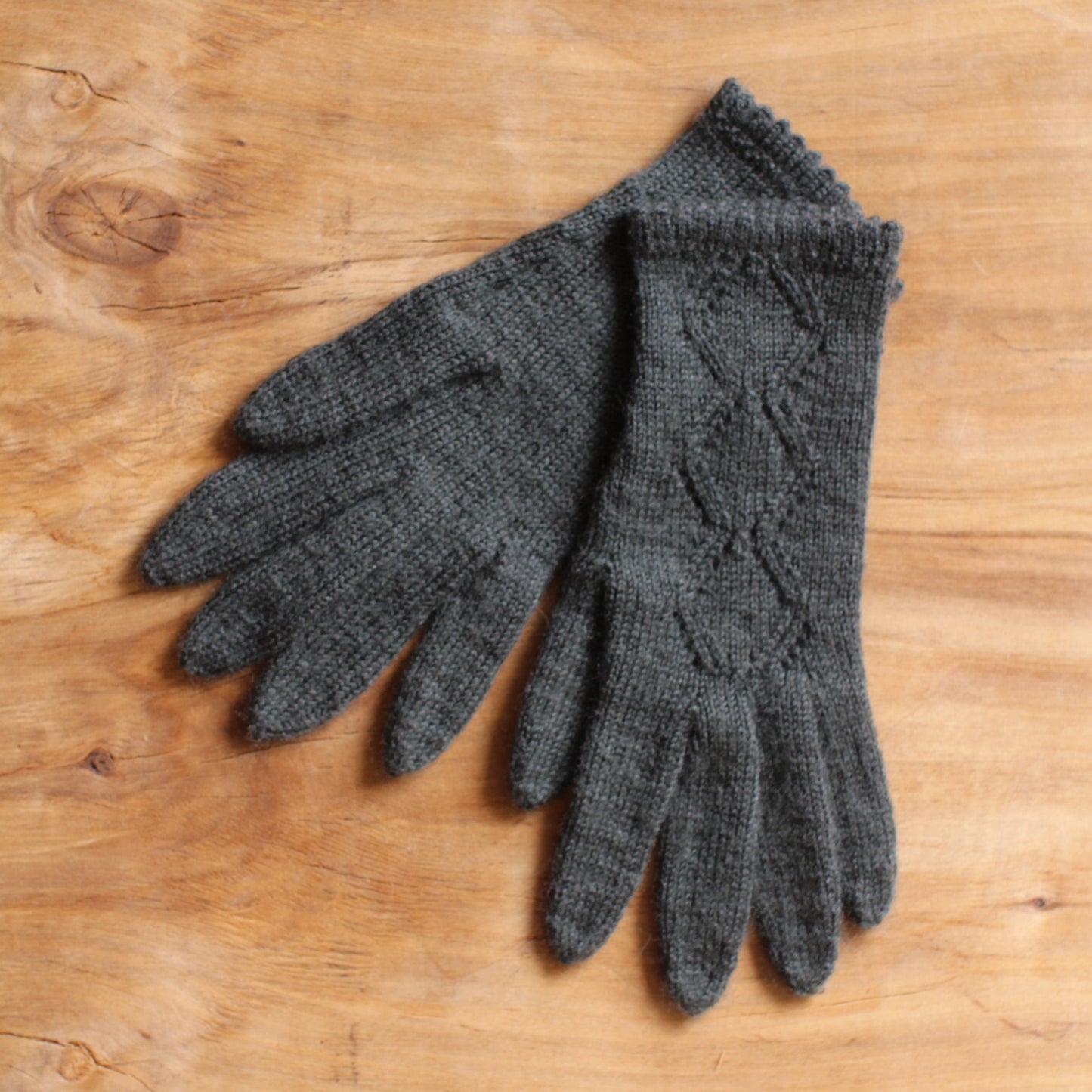 Rokām adīti tumši pelēki pirkstaiņi ar lielāku rombiņu rakstu plaukstas virspusē (INVA 45)