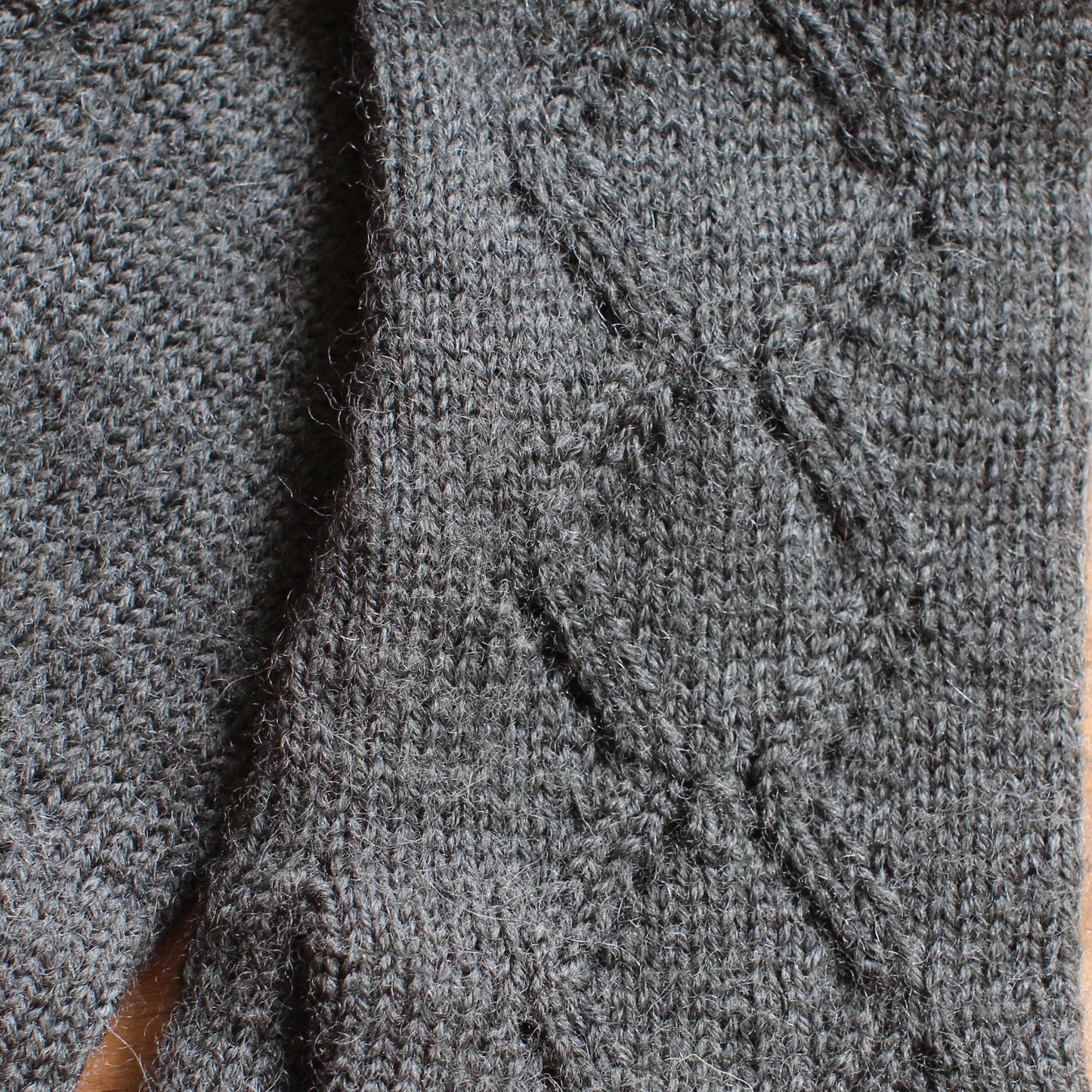 Rokām adīti tumši pelēki pirkstaiņi ar lielāku rombiņu rakstu plaukstas virspusē (INVA 45)