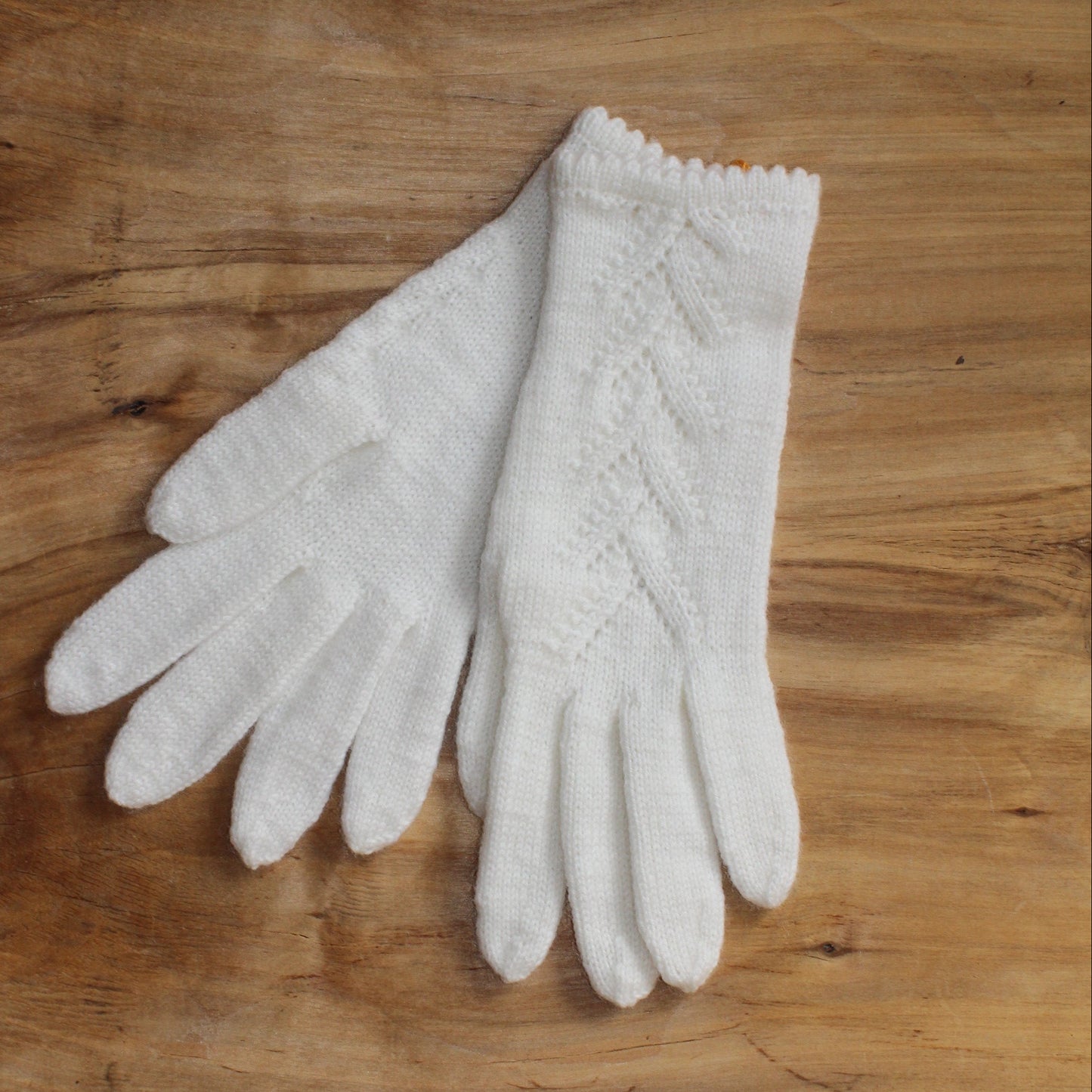 Rokām adīti balti pirkstaiņi ar skujiņas rakstu plaukstas virspusē (INVA 48)