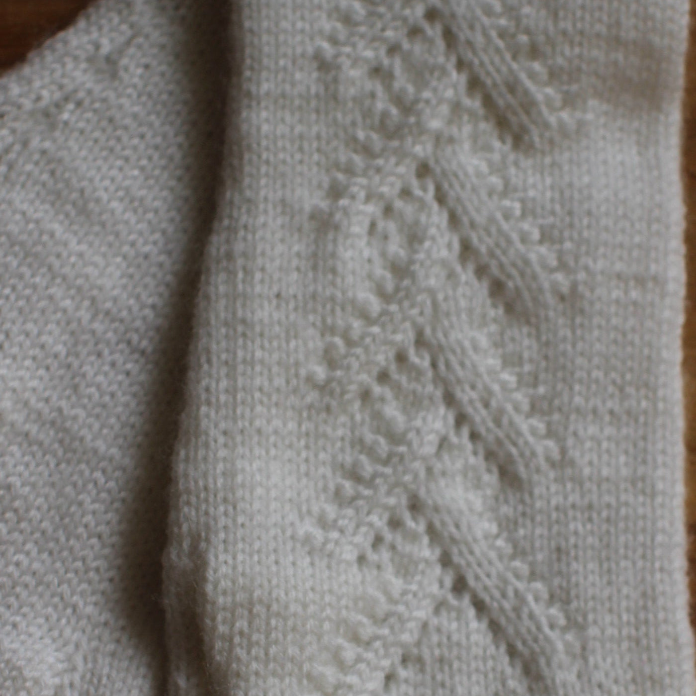 Rokām adīti balti pirkstaiņi ar skujiņas rakstu plaukstas virspusē (INVA 48)