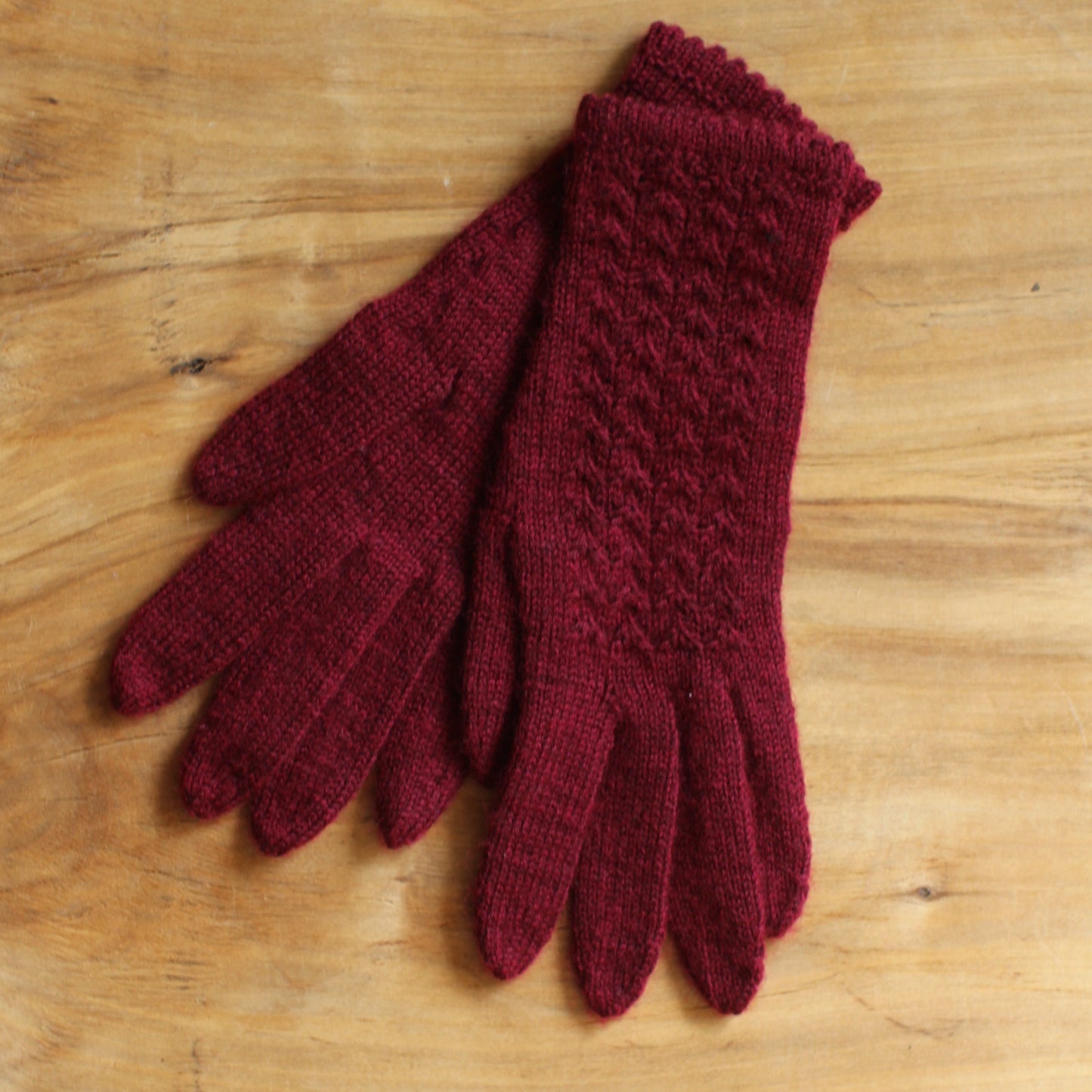 Rokām adīti tumši sarkani pirkstaiņi ar skujiņas rakstu plaukstas virspusē (INVA 49)