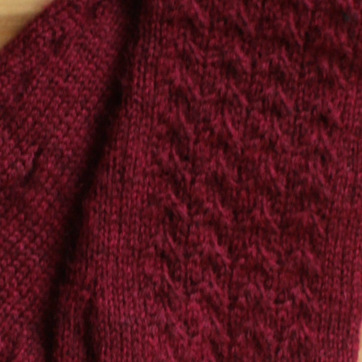 Rokām adīti tumši sarkani pirkstaiņi ar skujiņas rakstu plaukstas virspusē (INVA 49)