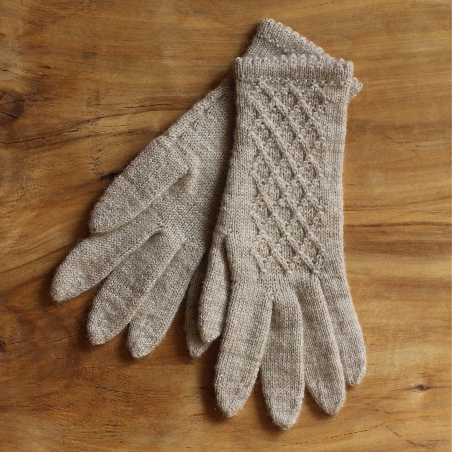 Rokām adīti smilškrāsas pirkstaiņi ar lielāku rombiņu rakstu plaukstas virspusē (INVA 46)