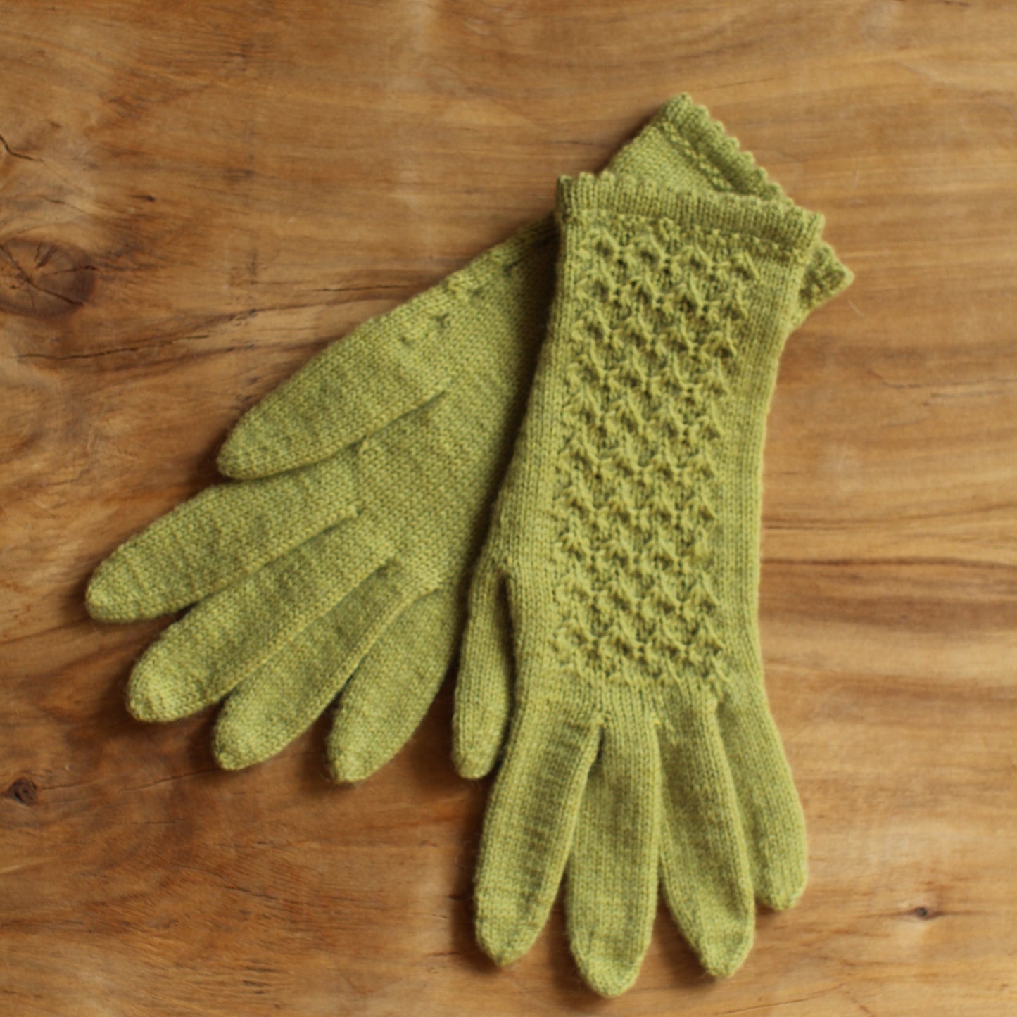 Rokām adīti dzeltenzaļi pirkstaiņi ar rombiņu rakstu plaukstas virspusē (INVA 47)