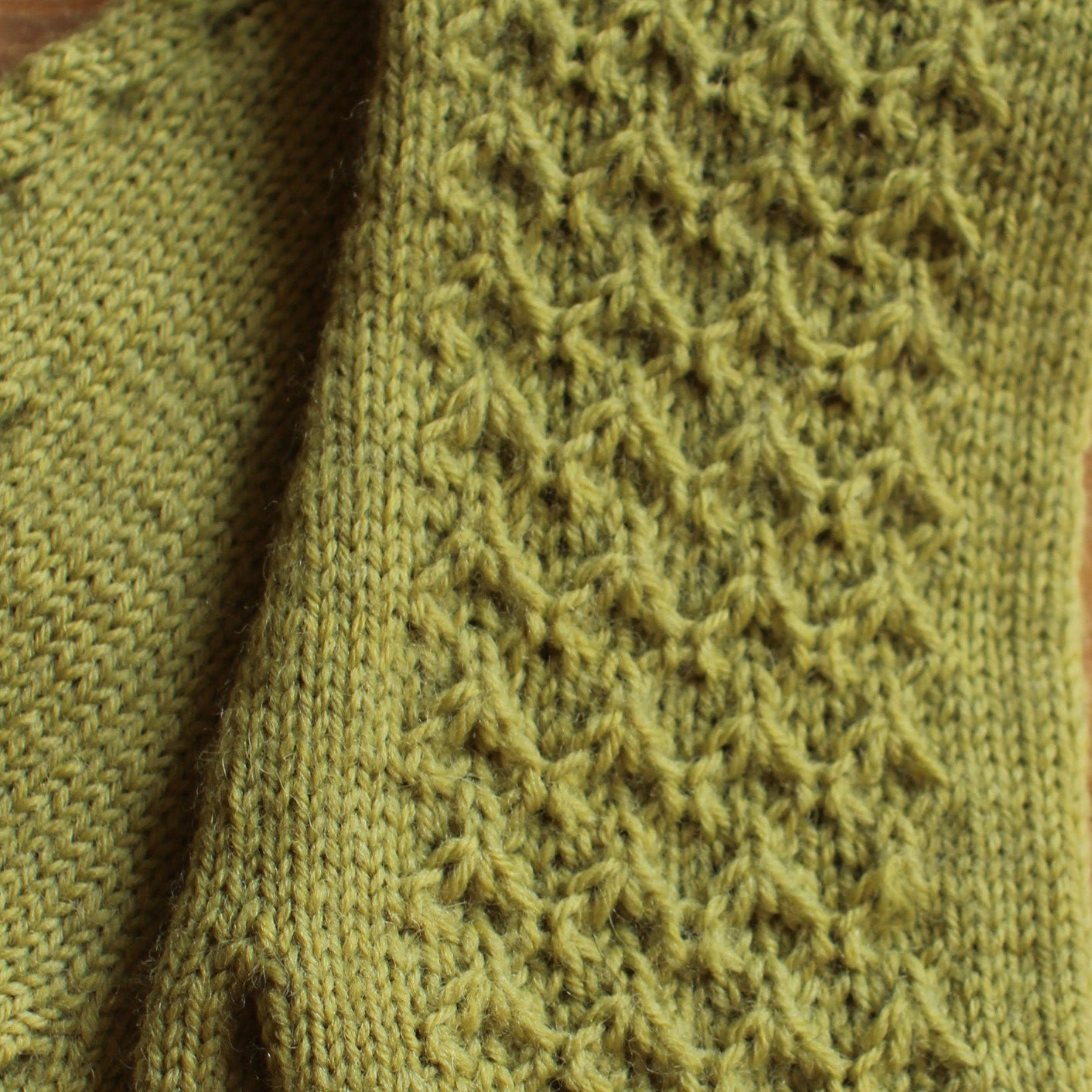 Rokām adīti dzeltenzaļi pirkstaiņi ar rombiņu rakstu plaukstas virspusē (INVA 47)