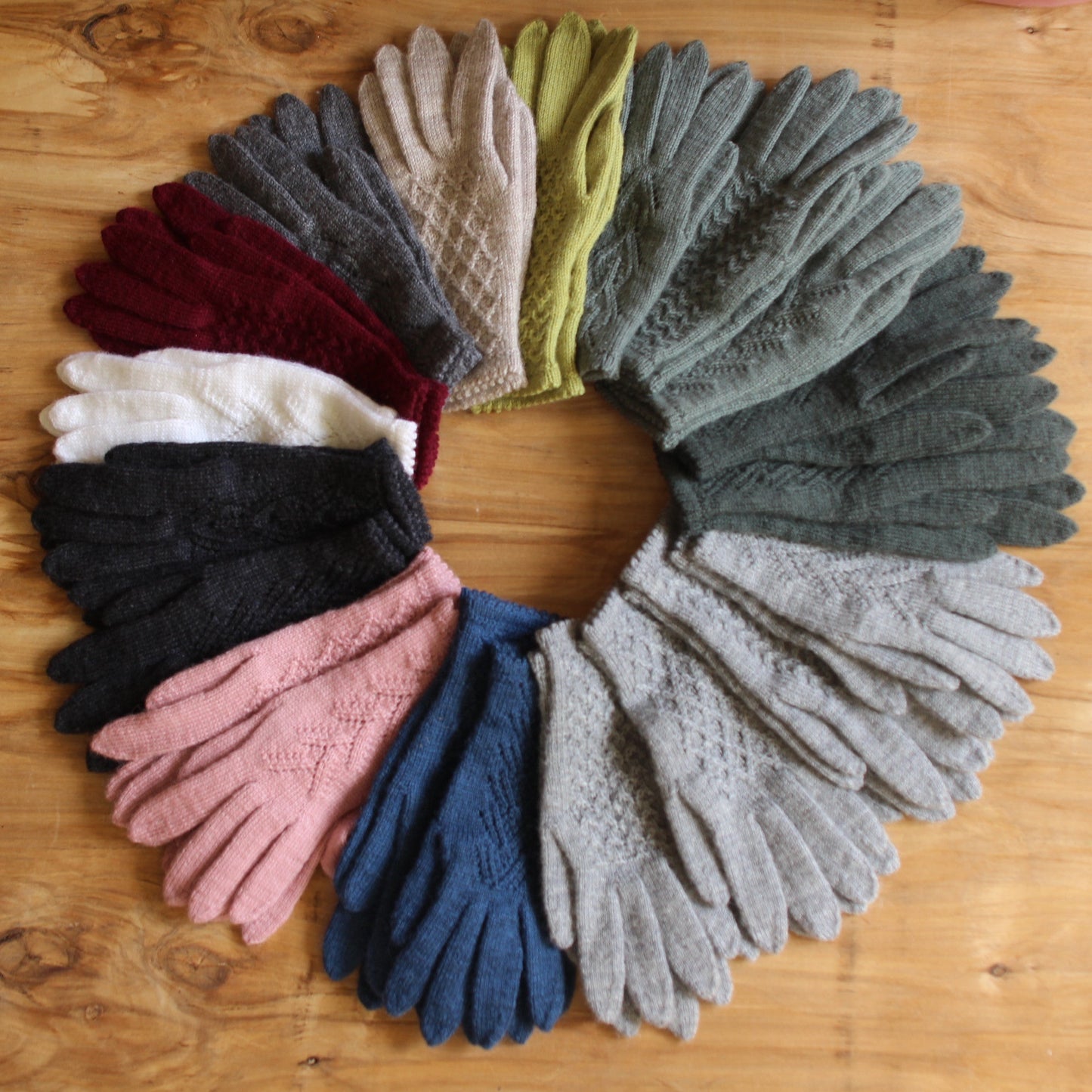 Rokām adīti tumši pelēki pirkstaiņi ar lielāku rombiņu rakstu plaukstas virspusē (INVA 45)