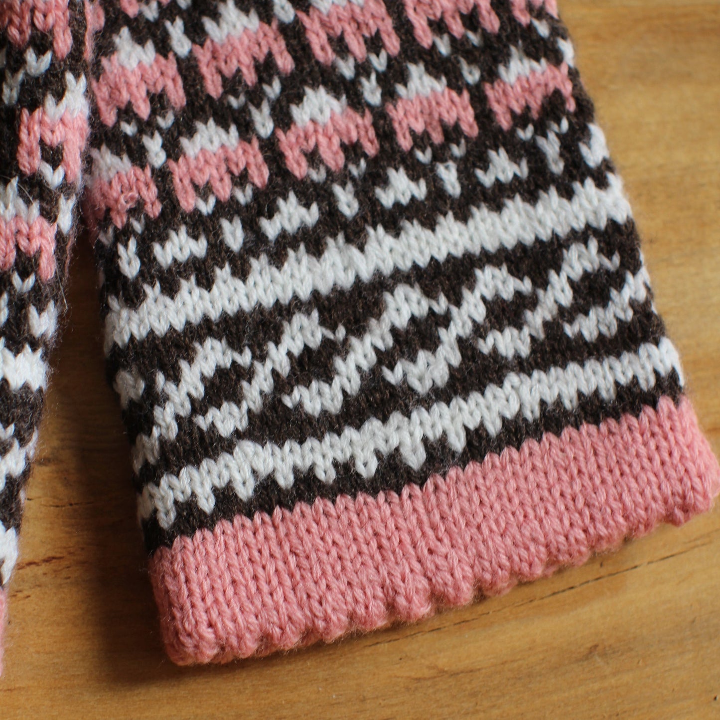 Rozā merino vilnas dūraiņi ar baltiem un brūniem ornamentiem (RABE 82)