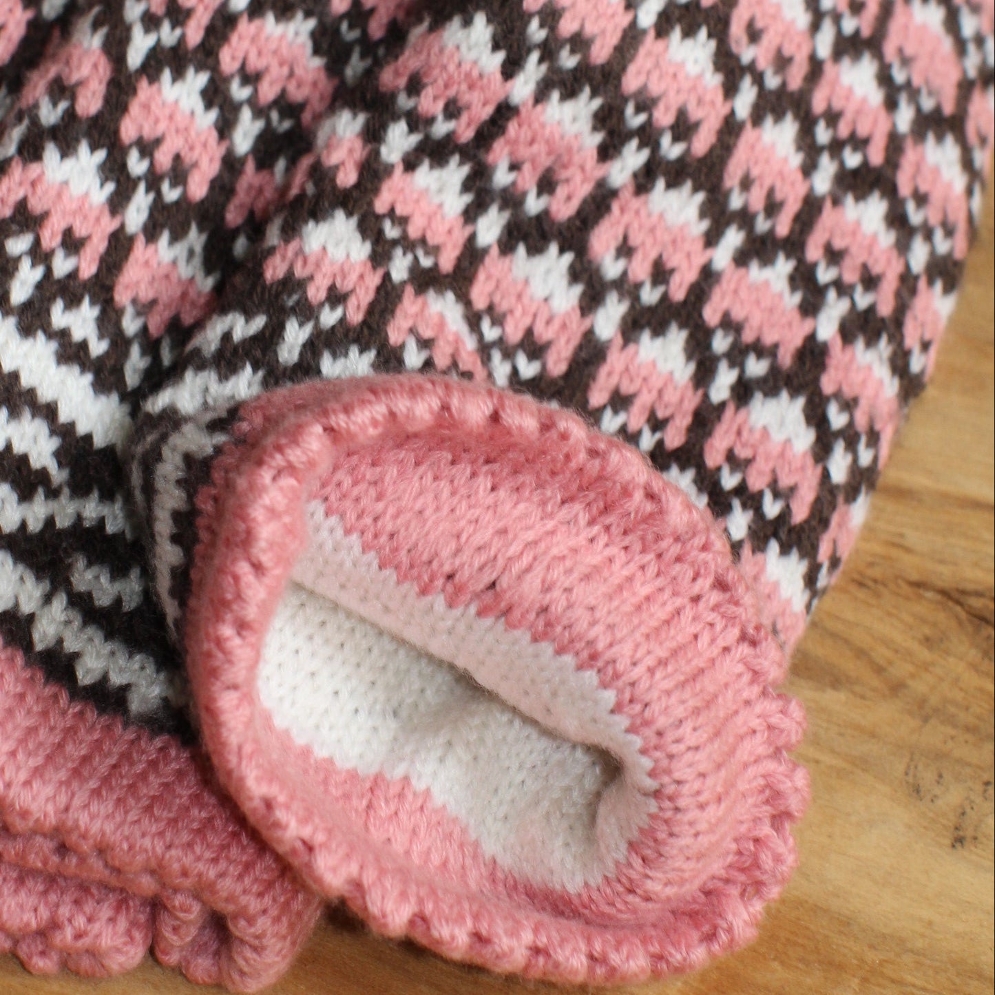 Rozā merino vilnas dūraiņi ar baltiem un brūniem ornamentiem (RABE 82)