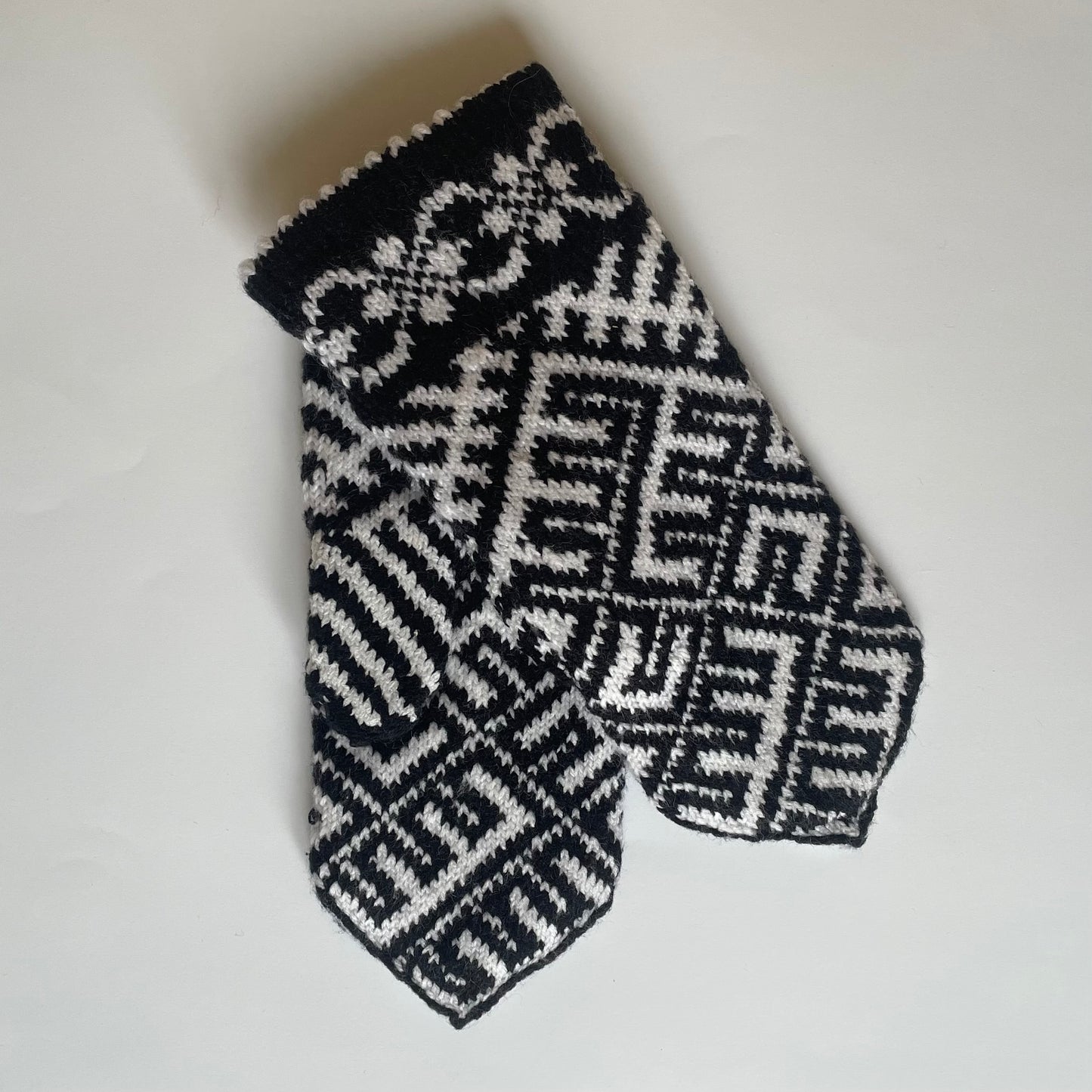 Purple woolen mittens with yellow floral patterns (GEBA 86)