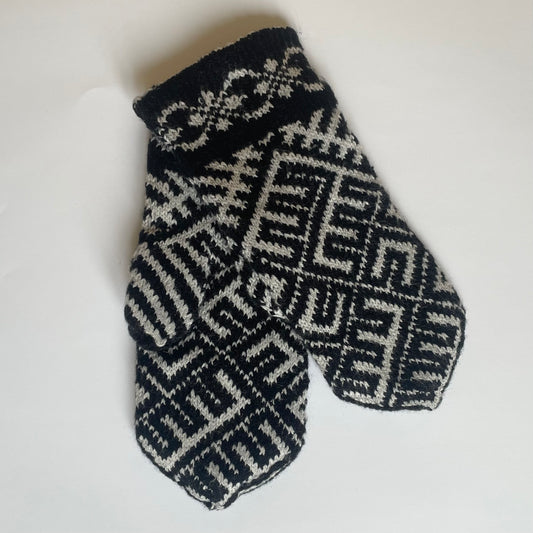 Purple woolen mittens with yellow floral patterns (GEBA 86)