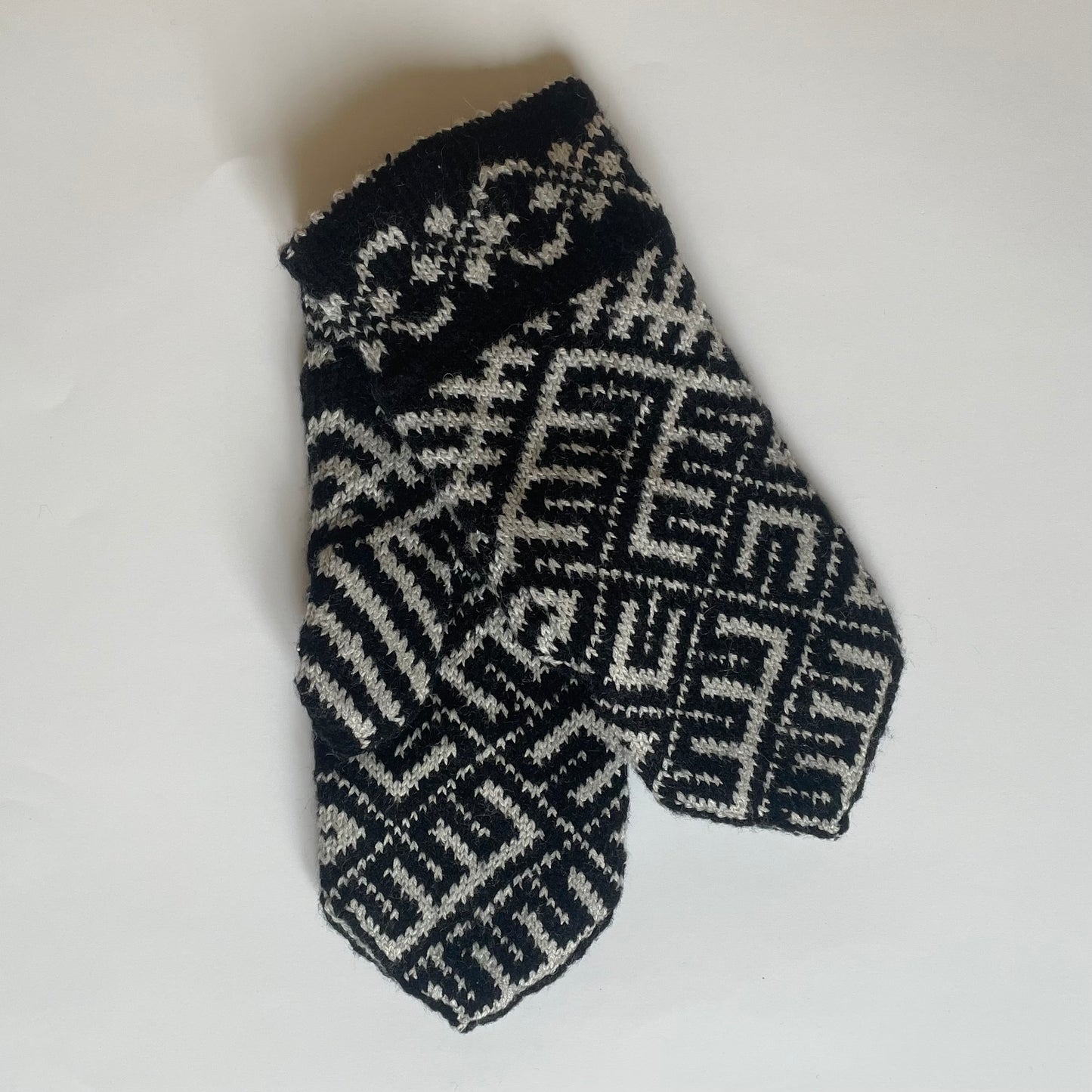 Purple woolen mittens with yellow floral patterns (GEBA 86)