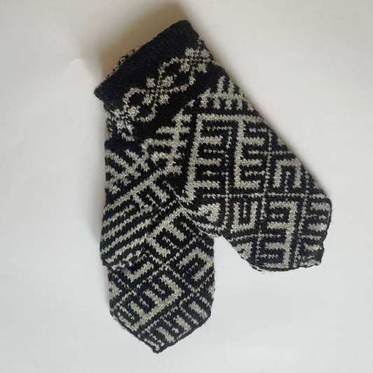 Purple woolen mittens with yellow floral patterns (GEBA 86)