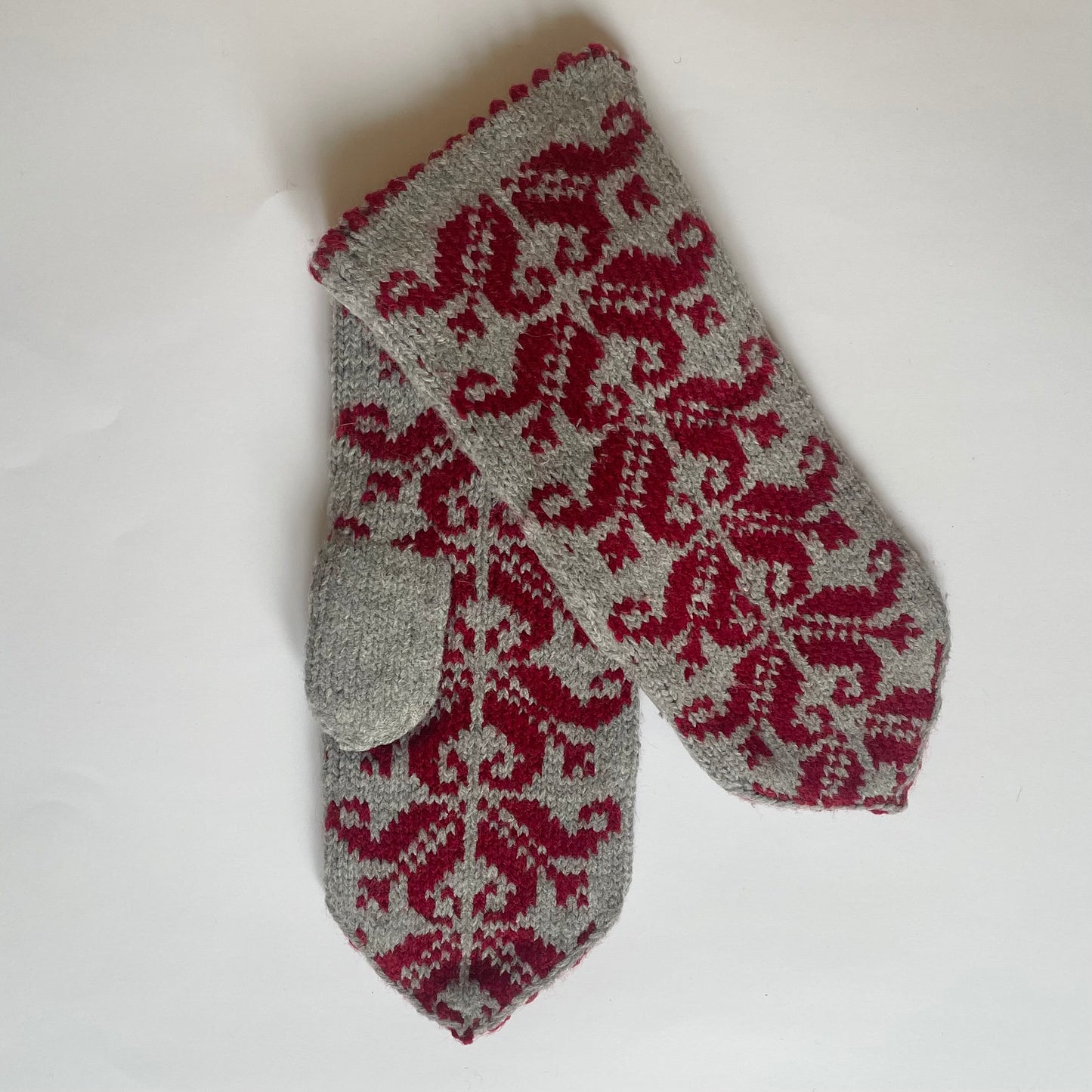 Purple woolen mittens with yellow floral patterns (GEBA 86)