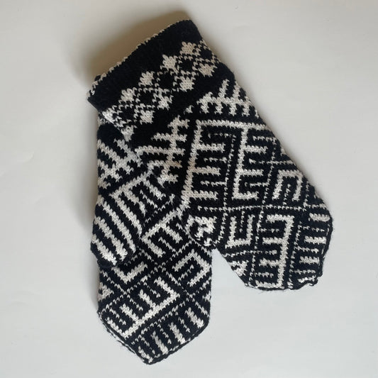 Purple woolen mittens with yellow floral patterns (GEBA 86)