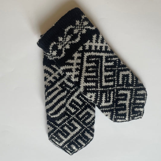 Purple woolen mittens with yellow floral patterns (GEBA 86)