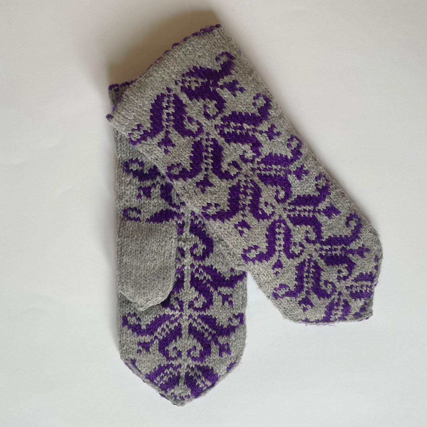 Purple woolen mittens with yellow floral patterns (GEBA 86)