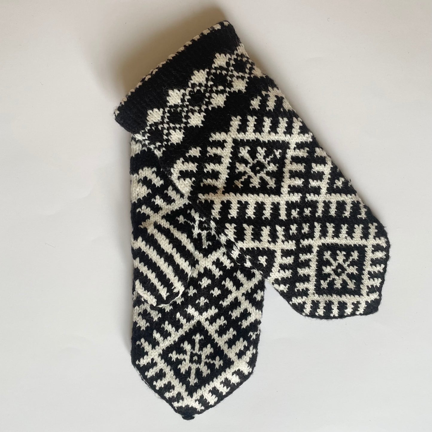 Purple woolen mittens with yellow floral patterns (GEBA 86)