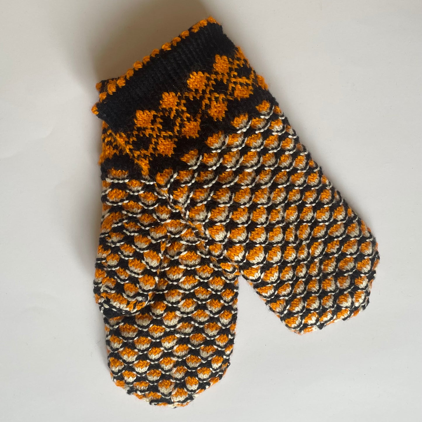 Purple woolen mittens with yellow floral patterns (GEBA 86)