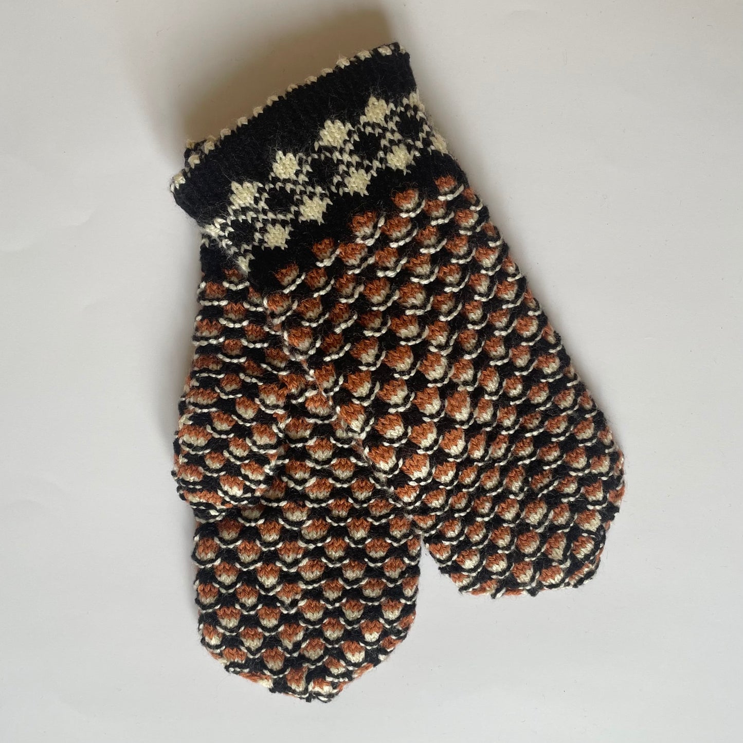 Purple woolen mittens with yellow floral patterns (GEBA 86)