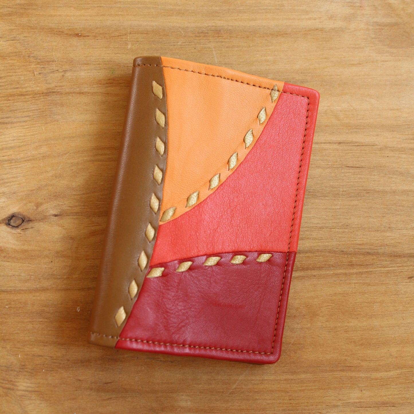 Dabīgās ādas pases vāciņi /  ar oranžu trijstūri un sarkaniem laukumiem (RARA 255)