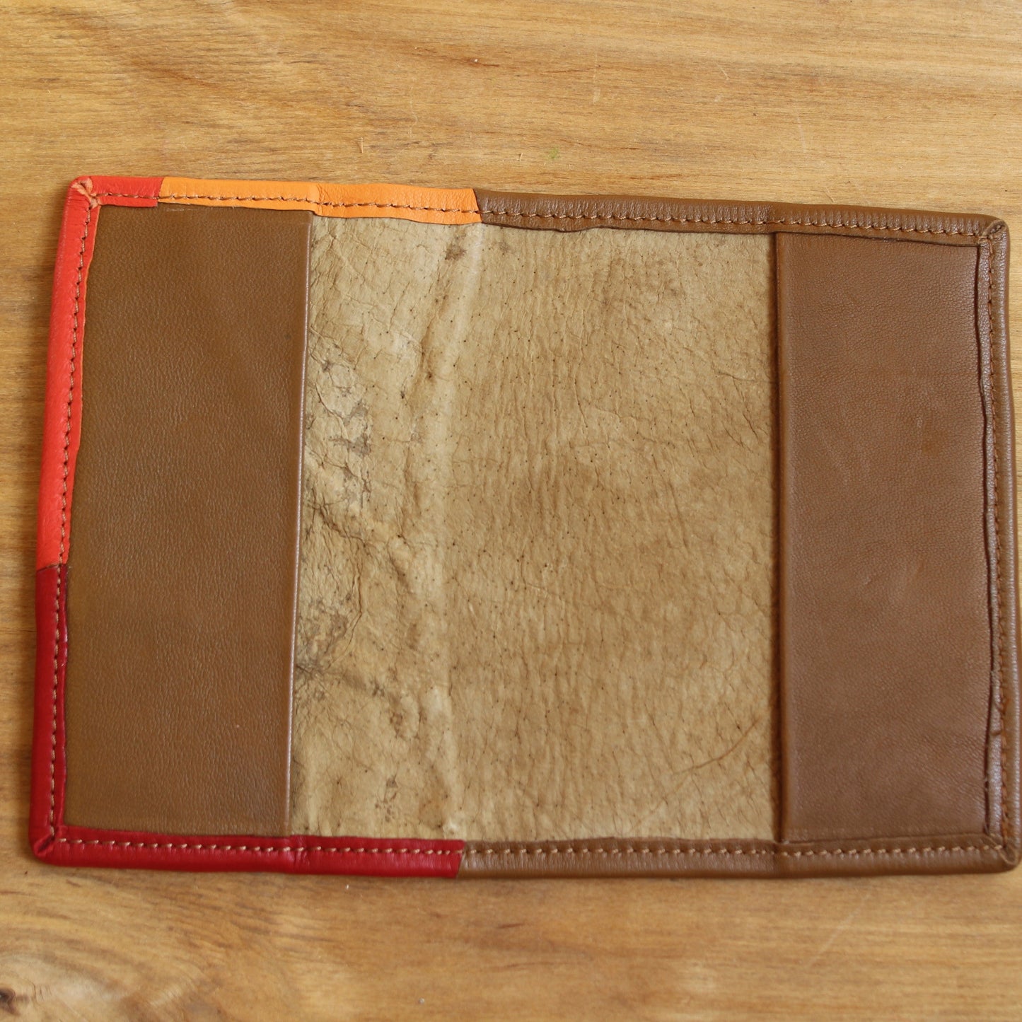 Dabīgās ādas pases vāciņi /  ar oranžu trijstūri un sarkaniem laukumiem (RARA 255)