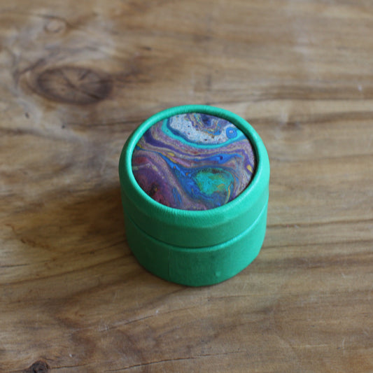 Zilganzaļa, apaļa dekoratīva ādas kārbiņa (S) ar zilgani marmorētu vāku (RARA 253)