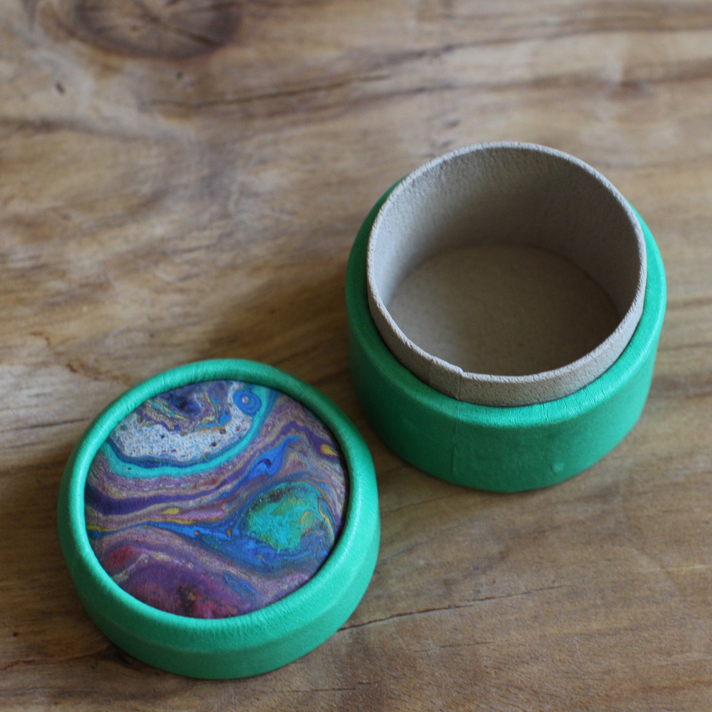 Zilganzaļa, apaļa dekoratīva ādas kārbiņa (S) ar zilgani marmorētu vāku (RARA 253)