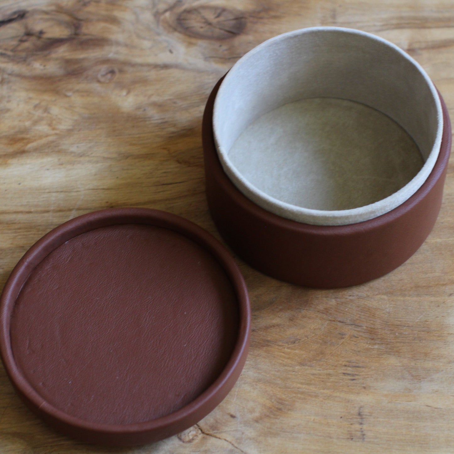 Brūna, apaļa dekoratīva ādas kārbiņa latviešu etnogrāfisko zīmju rakstu  (RARA 256)