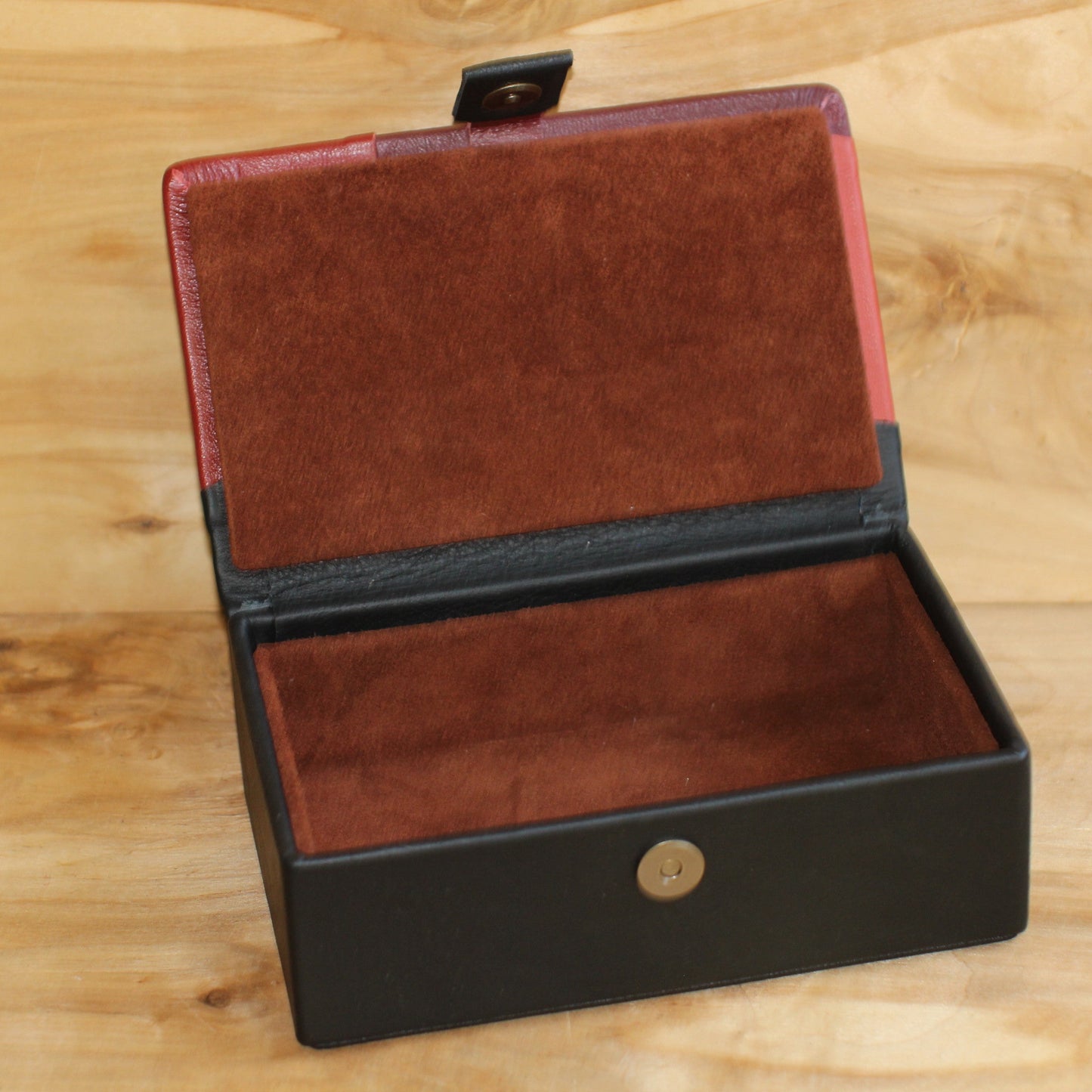 Dabīgās ādas kārba (RARA 236)