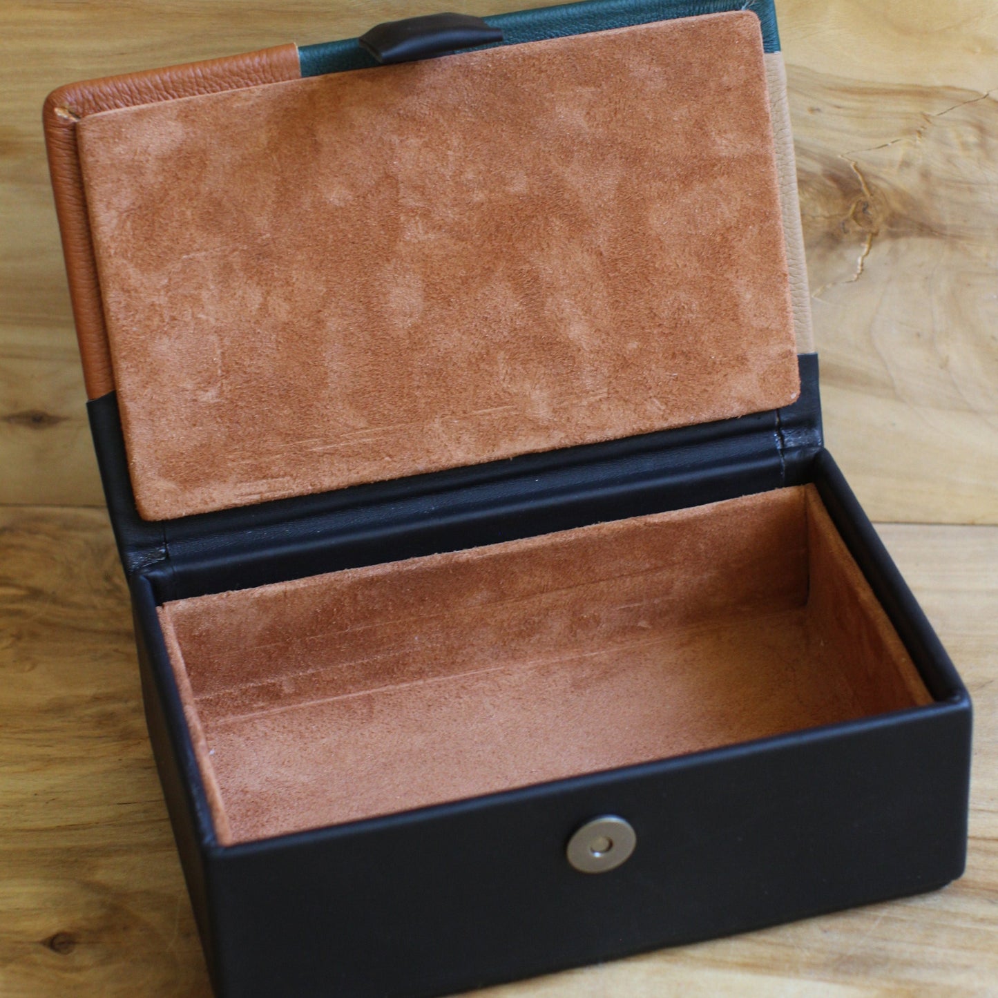 Dabīgās ādas kārba (RARA 242)