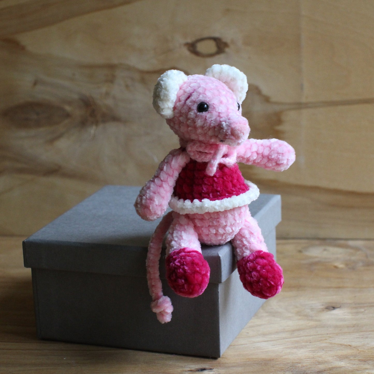 Tamborēta rozā  pelīte (AIPU 105)