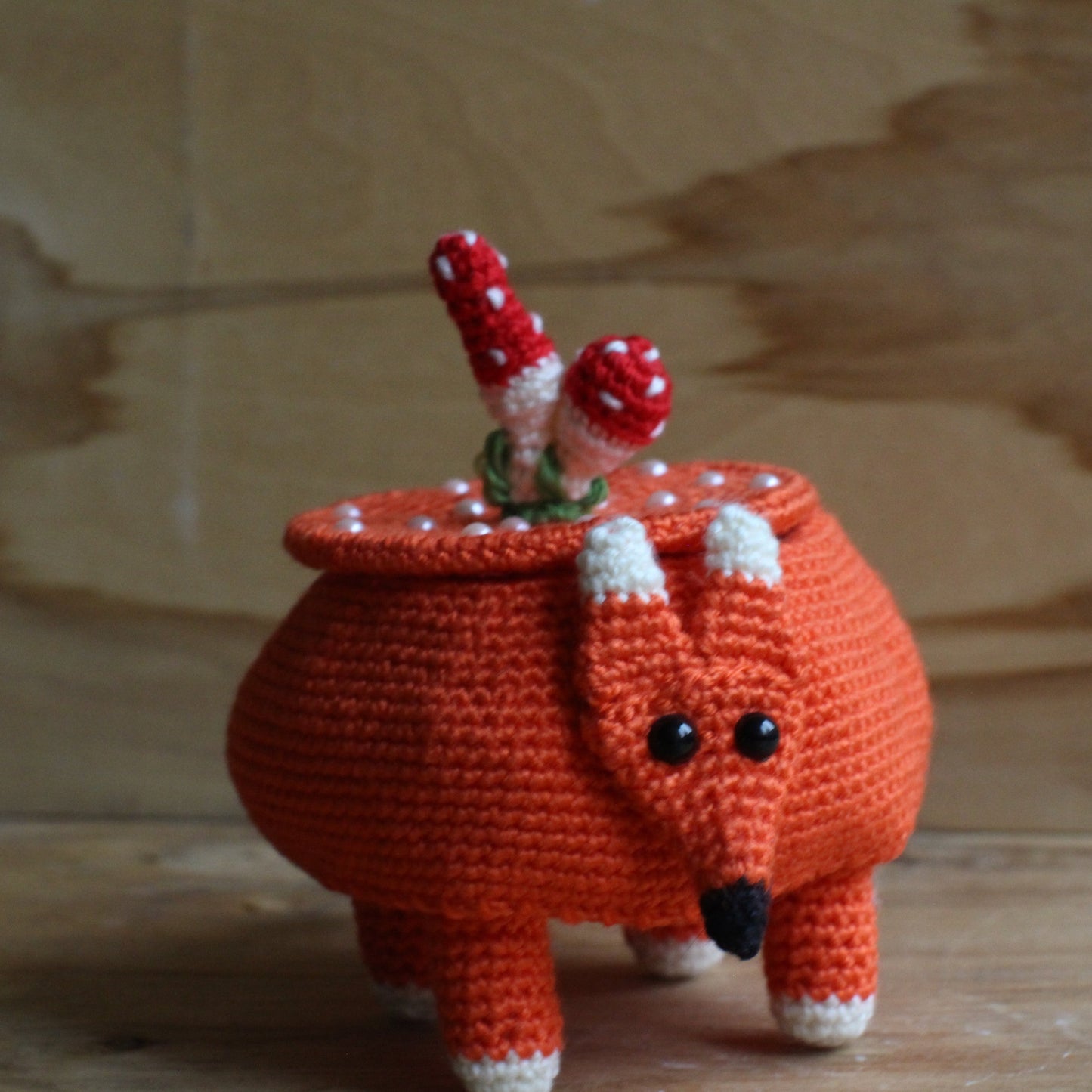 Tamborēta rotaļlieta bērniem/pieaugušajiem  Lapsa Kūmiņš (INBA 17)