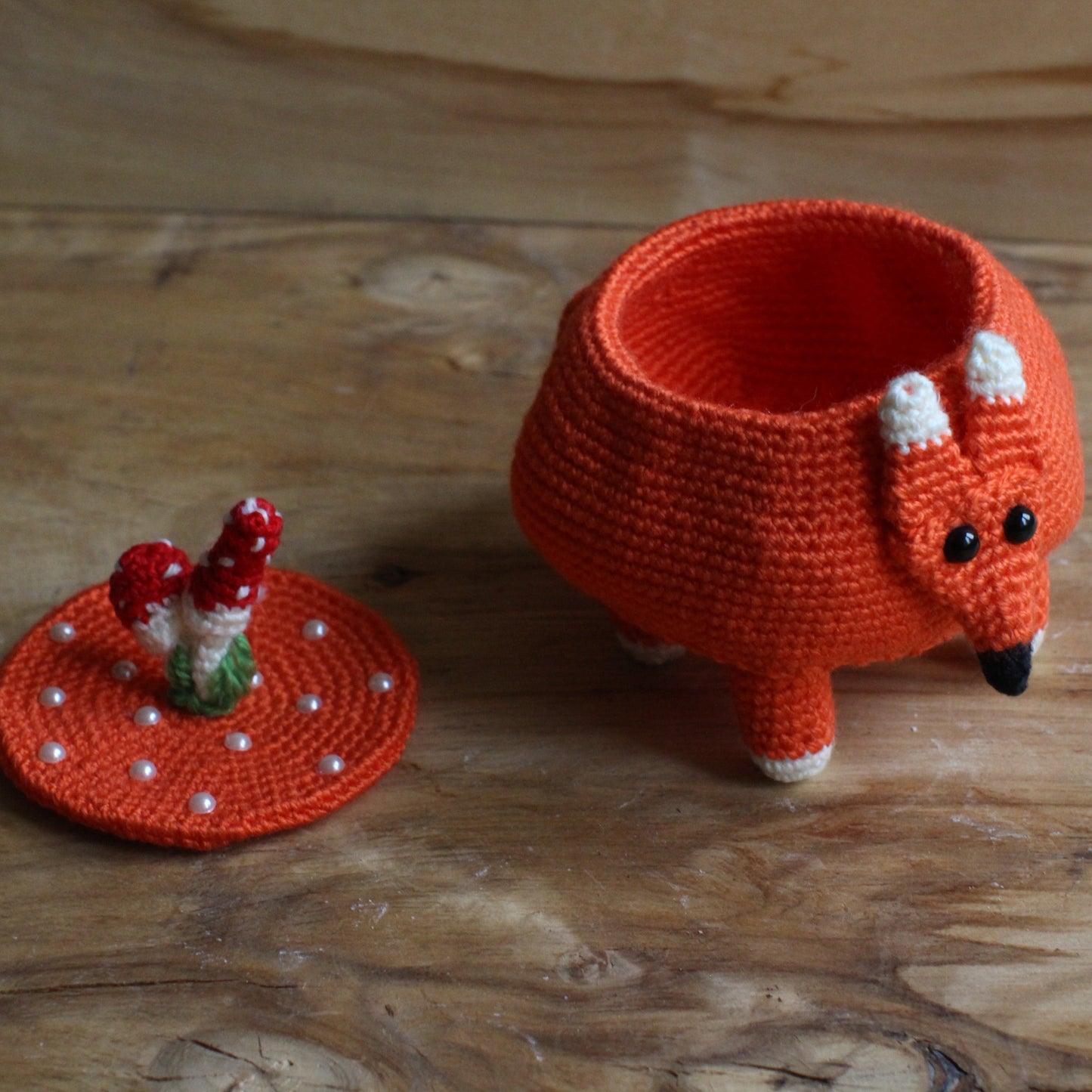 Tamborēta rotaļlieta bērniem/pieaugušajiem  Lapsa Kūmiņš (INBA 17)