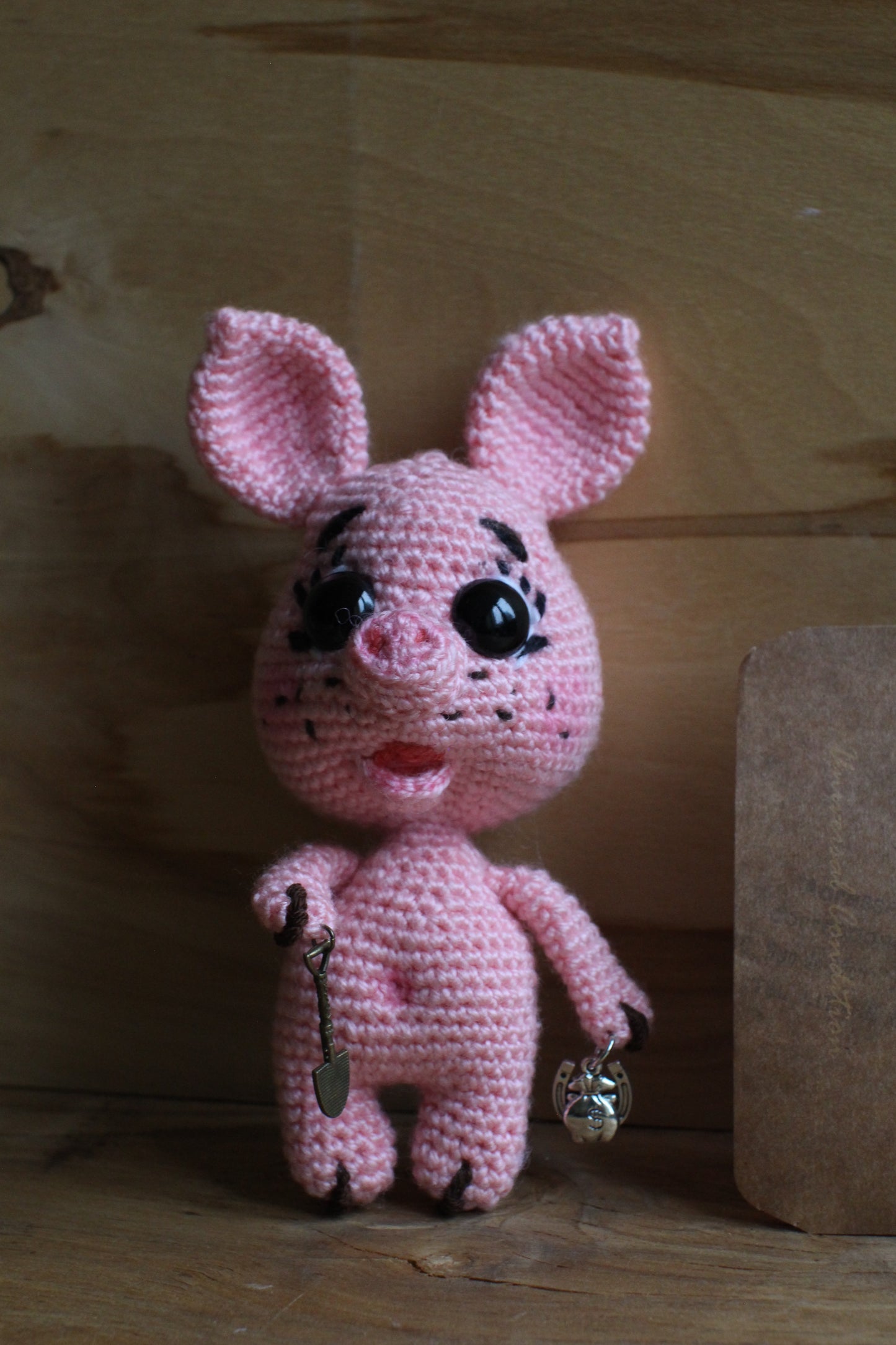 Tamborēta rotaļlieta bērniem/pieaugušajiem Sivēns Fricis (INBA 19)