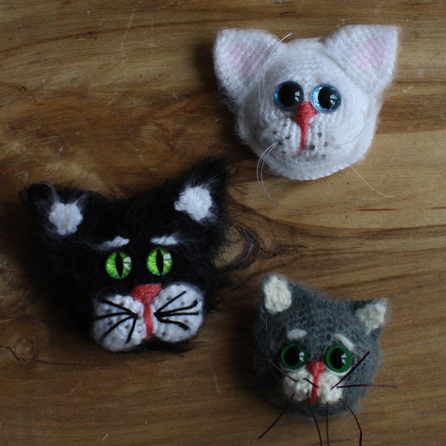 Tamborēta broša Balts kaķis (INBA 24)