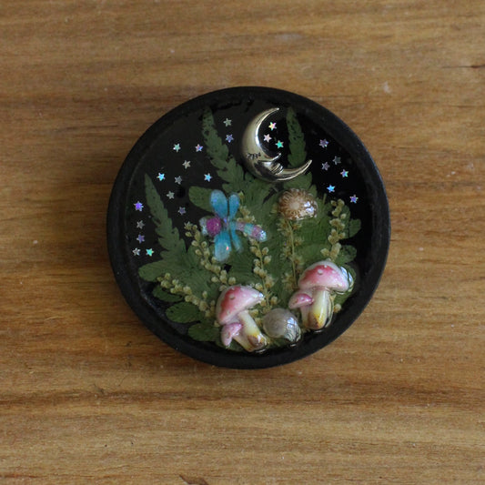 Broša ar mežu skatu, mēnestiņu un sēnēm (INBA 32)